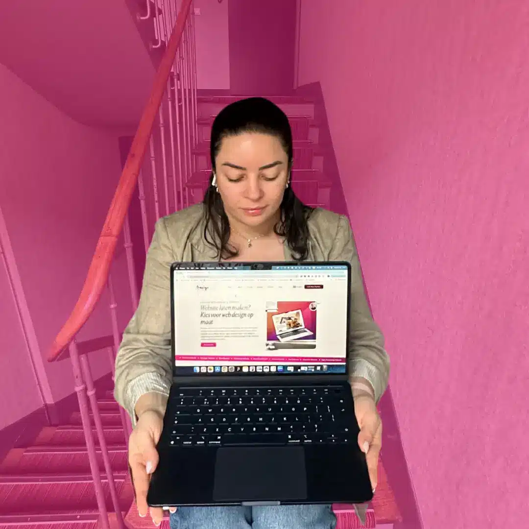 %design by Karina% 3 Professionele webdesigner in Rotterdam werkt aan een maatwerk webdesign project.