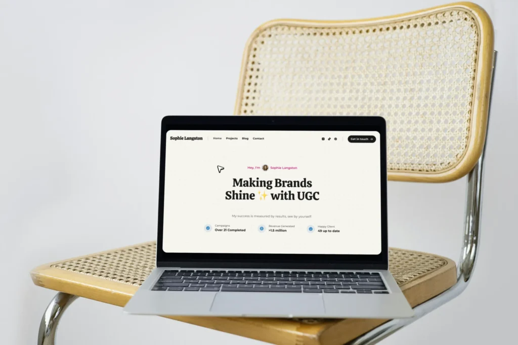 Webdesigner werkt aan een custom site voor ondernemer in Rotterdam